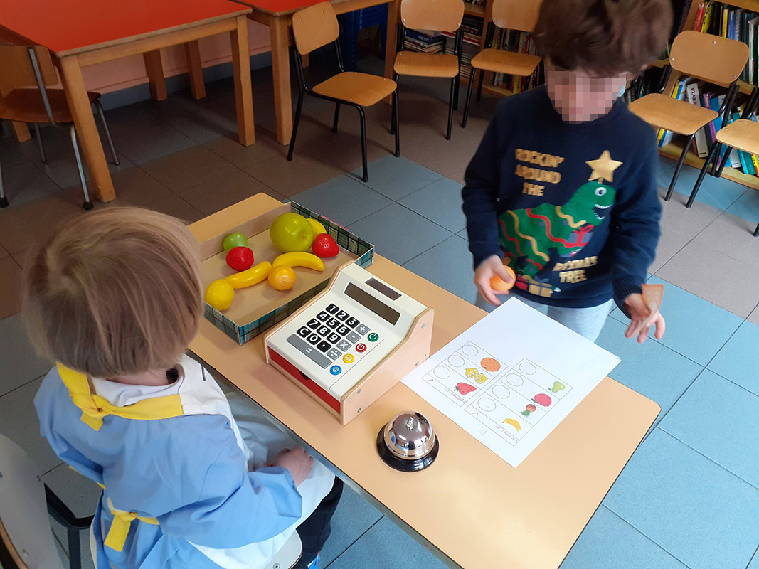 Corso inglese bambini Torino learning about fruits