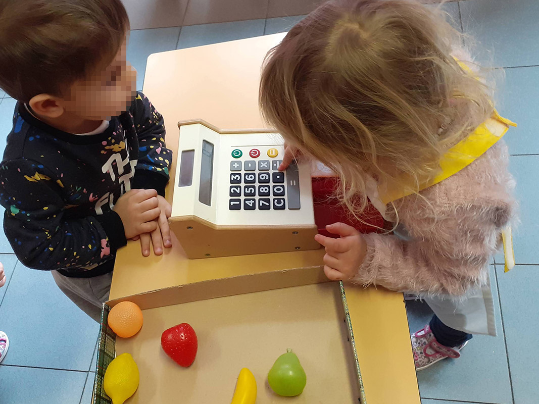 Corso inglese bambini Torino learning about fruits and numbers